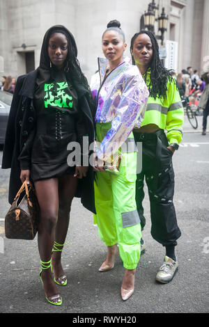 Londra - 15 febbraio 2019: Elegante partecipanti al di fuori di raccolta 180 del filamento per la London Fashion Week. Tre ragazze in tute sportive Foto Stock