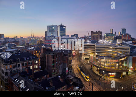 Alba prima luce sullo skyline di Manchester dal di sopra guardando oltre il Northern Quarter e l'Arndale carpark Foto Stock