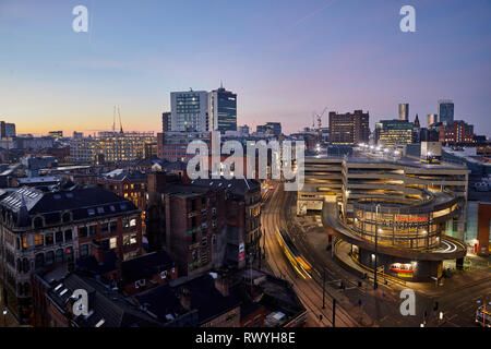 Alba prima luce sullo skyline di Manchester dal di sopra guardando oltre il Northern Quarter e l'Arndale carpark Foto Stock