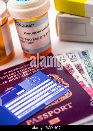 Passaporto britannico e la tessera di assicurazione sanitaria europea insieme con diverse capsule, concetto di medico di aumentare nella crisi del brexit, concettuale i Foto Stock