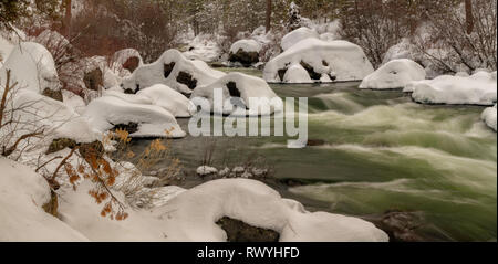 Coperta di neve rocce sul fiume Deschutes in curva, Oregon Foto Stock