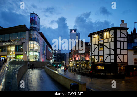 Designer grande magazzino Harvey Nichols e ricostruito il vecchio Wellington Inn e del Sinclair Oyster Bar a Exchange Square, Shambles Square, Manchester cit Foto Stock