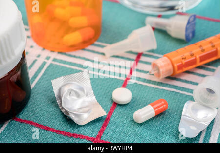 Medicazione durante la colazione, Iniettore di insulina insieme con una bottiglia di pillole, immagine concettuale, composizione in orizzontale Foto Stock