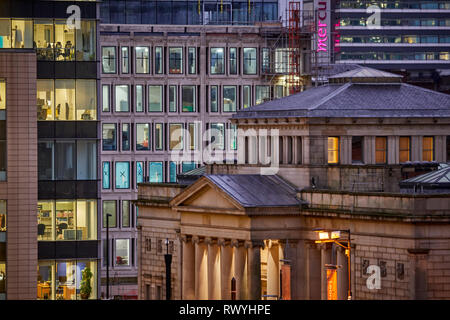 Il centro città di Manchester skyline vista sui tetti delle case St Peters Square fino Mosley Street Manchester Art Gallery Foto Stock