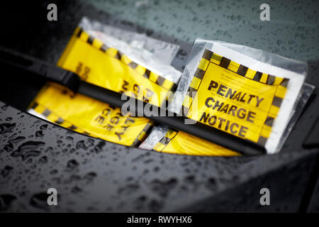 Consiglio ha rilasciato la penale avvisi sanzioni parcheggio posto su di un parabrezza di automobile Foto Stock