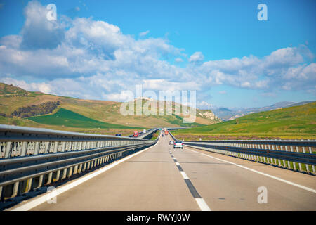 Sicilia Italia - 06.02.2019: Panorama vista dall'autostrada verso Catania sulla montagna in Sicilia Isola, Italia Foto Stock