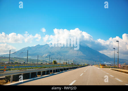 Sicilia Italia - 06.02.2019: Panorama vista dall'autostrada verso Plermo sulla montagna in Sicilia Isola, Italia Foto Stock