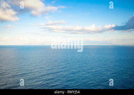 Vista sulle montagne e mare blu italiano nella riserva naturale o Riserva dello Zingaro in Sicilia, Italia Foto Stock