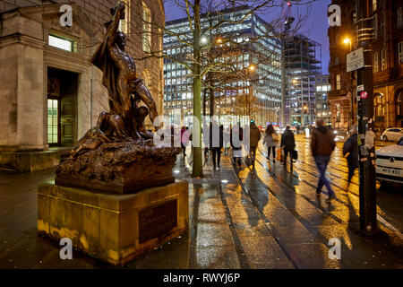 John Cassidy alla deriva statua fuori Biblioteca centrale di Manchester, "l'umanità alla deriva sul mare della vita", una scultura in bronzo una volta casa in Piccadilly Gar Foto Stock