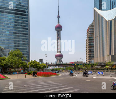 La Oriental Pearl Tower sorge nel mezzo di grattacieli, Lujiazui Pudong New Area, Shanghai, Cina. Foto Stock