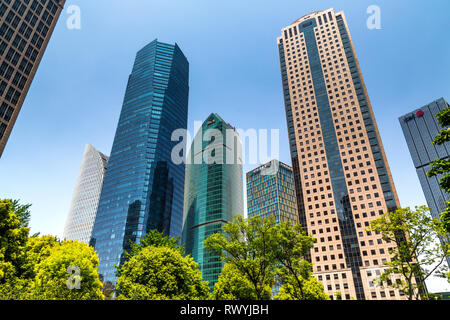 Zhongrong Jasper Tower, Hang Seng Bank e uno Lujiazui sono tra i magnifici grattacieli affacciato sul parco di Lujiazui. Il Pudong. Shanghai, Cina. Foto Stock