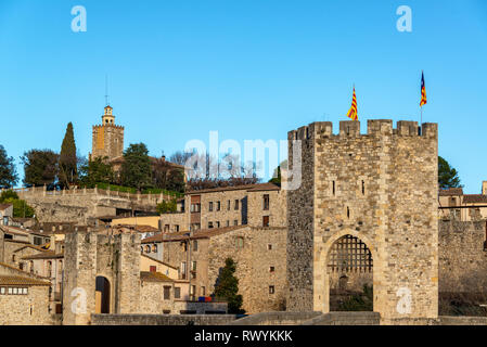 Ingresso alla bellissima città medievale di Besalu, Spagna Foto Stock