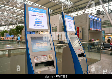 DUSSELDORF, Germania - circa settembre, 2018: self i chioschi di check-in presso l'aeroporto di Dusseldorf. Foto Stock