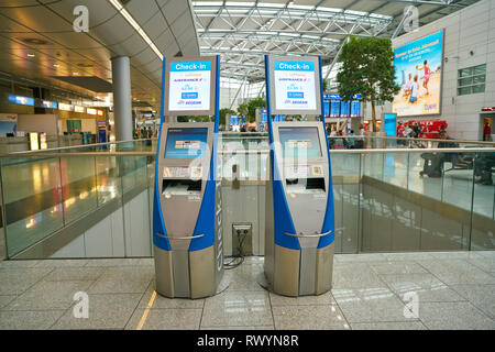 DUSSELDORF, Germania - circa settembre, 2018: self i chioschi di check-in presso l'aeroporto di Dusseldorf. Foto Stock