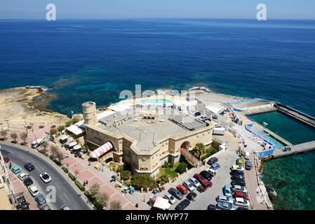 SLIEMA, Malta - 22 aprile: la vista su Fortizza ristorante e sulla spiaggia di Aprile 22, 2015 in Sliema Malta. Più di 1,6 mln di turisti è previsto per visi Foto Stock