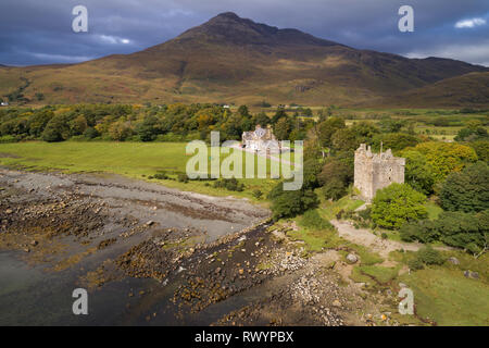 Vista aerea di Moy Castle e Lochbuie casa nella luce del sole serale con Lochbuie house e la montagna di Ben Buie dietro. Foto Stock