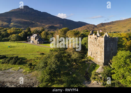 Vista aerea di Moy Castle e Lochbuie casa nella luce del sole serale con Lochbuie house e la montagna di Ben Buie dietro. Foto Stock