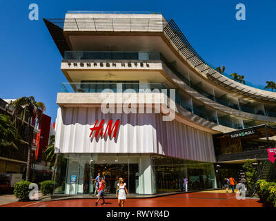 Playa del Carmen, Messico - Febbraio 26, 2019: H&M department store con Thompson Hotel al di sopra di esso. Foto Stock