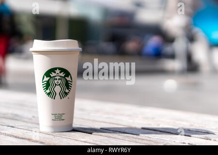 La Slovenia 27.2.2019 - Starbucks take away, bevanda calda tazza di caffè con logo, sul tavolo in negozio. Foto Stock