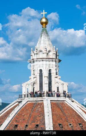 I visitatori sulla cima del Duomo Basilica di Santa Maria del Fiore - Firenze, Italia Foto Stock