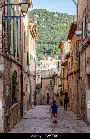 Strada stretta nel villaggio di Valldemossa - Mallorca, Spagna Foto Stock