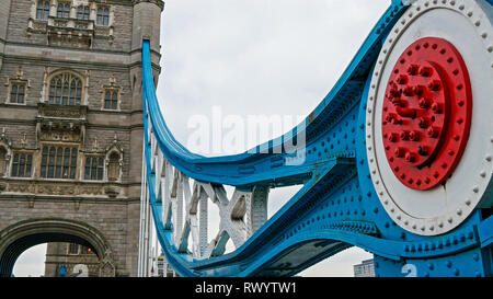 Vista ravvicinata del metallo blu del Tower Bridge. Il Tower Bridge si riferisce a diversi ponti storici che hanno attraversato il fiume Tamigi tra il CI Foto Stock