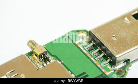 Il bordo superiore della stick USB con corpo aperto. Visto è che le piccole scatole dal processore Foto Stock