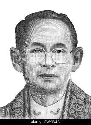 Bhumibol Adulyadet (Rama IX) - il Re della Thailandia (1946-2016). Bianco e nero ritratto isolato su sfondo bianco Foto Stock