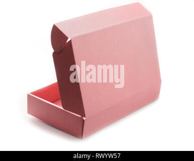 Aprire color corallo scatola di cartone isolati su sfondo bianco. Contenitore di cartone per il pacchetto Foto Stock