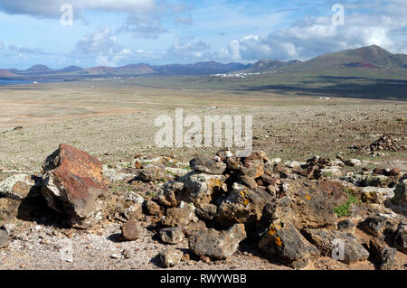 Vista guardando attraverso il Rubicone deserto dal vertice del Montana Roja, Playa Blnca, Lanzarote, Isole Canarie, Spagna. Foto Stock