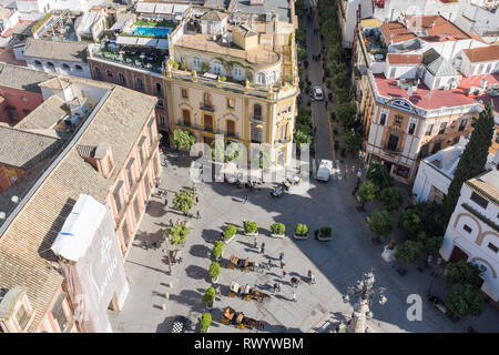 Vista dalla Giralda, la torre campanaria che forma parte della Cattedrale di Siviglia Foto Stock