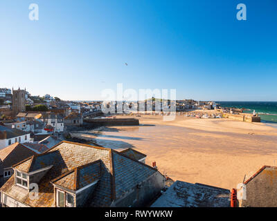 ST IVES, Inghilterra - 21 giugno: ampia vista di St Ives città, la spiaggia e il porto di approcci al tramonto. In St Ives, Cornwall, Inghilterra. Il 21 giugno 2018. Foto Stock