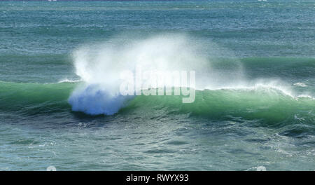 Onda di rottura nel Mare Mediterraneo Foto Stock