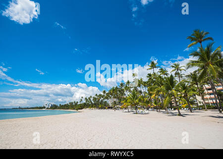 Juan Dolio Beach. Spiaggia con dieci chilometri di sabbia bianca, con aree di mare calmo e aree di onde che si estende lungo la strada principale. Esso ha beachfron Foto Stock