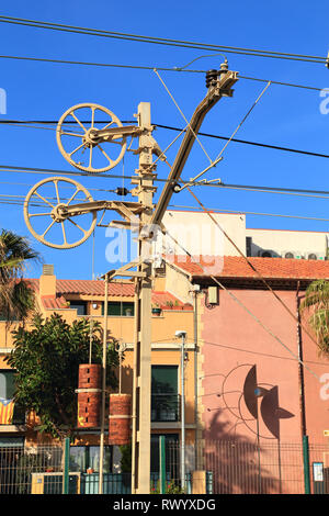 Storica ferrovia linee aeree con grandi ruote di tensionamento Foto Stock