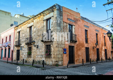 Casa coloniale di Hostos de Santo Domingo street. Repubblica Dominicana. Foto Stock