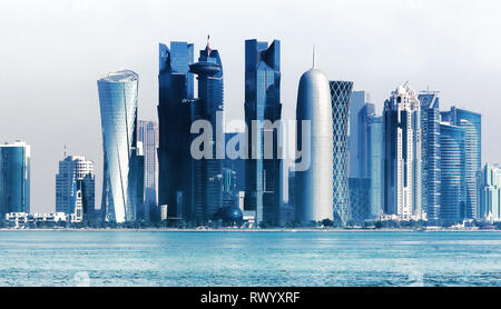 Vista panoramica sul centro finanziario di Doha dal West Bay .di Doha è una città sulla costa del Golfo Persico Foto Stock