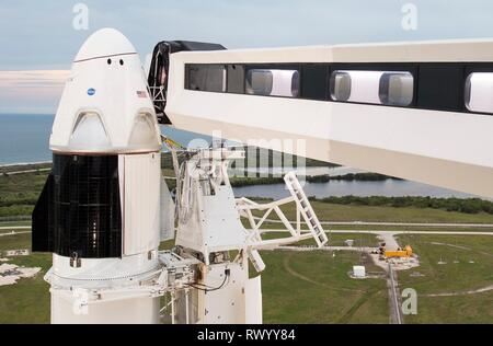 L'equipaggio SpaceX Dragon navicella spaziale in cima al Falcon 9 rucola e personale modo di accesso sulla rampa di lancio di complessi di lancio 39A pronti al lancio della Demo-1 missione presso il Kennedy Space Center Marzo 1, 2019 in Cape Canaveral, in Florida. Foto Stock