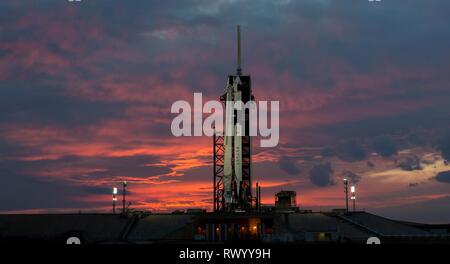 L'equipaggio SpaceX Dragon navicella spaziale in cima al Falcon 9 rocket durante il tramonto a complessi di lancio 39A pronti al lancio della Demo-1 missione presso il Kennedy Space Center Marzo 1, 2019 in Cape Canaveral, in Florida. Foto Stock