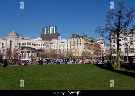 Per coloro che godono di caldo e soleggiato febbraio giornata in Piccadilly gardens, Manchester. Foto Stock