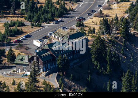 Crater Lake NP, Oregon - 18 ottobre: Imbarco fino le finestre per la stagione al Crater Lake Lodge visto da un punto di vista lungo il picco Garfields Foto Stock