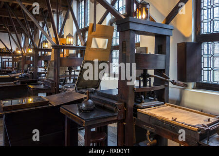 Negozio di stampa che mostra il XVIII secolo e il XVII secolo le presse di stampa nel Museo Plantin-Moretus / Plantin-Moretusmuseum, Anversa, Belgio Foto Stock