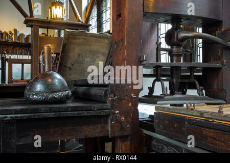 Negozio di stampa che mostra il XVIII e il XVII secolo le presse di stampa nel Museo Plantin-Moretus / Plantin-Moretusmuseum, Anversa, Belgio Foto Stock