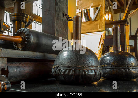 Negozio di stampa che mostra il XVIII e il XVII secolo le presse di stampa nel Museo Plantin-Moretus / Plantin-Moretusmuseum, Anversa, Belgio Foto Stock