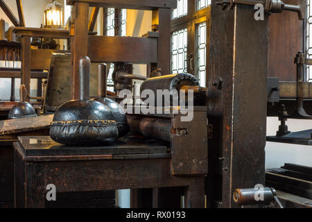 Negozio di stampa che mostra il XVIII e il XVII secolo le presse di stampa nel Museo Plantin-Moretus / Plantin-Moretusmuseum, Anversa, Belgio Foto Stock