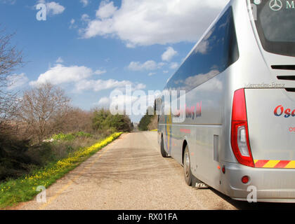Un autobus turistico sulla strada vicino alla Malkia orchard in Israele, proprio lungo il confine del Libano. Foto Stock