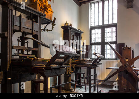 Negozio di stampa che mostra due antiche macchine da stampa in tutto il mondo dal 1600 nel Museo Plantin-Moretus / Plantin-Moretusmuseum, Anversa, Belgio Foto Stock