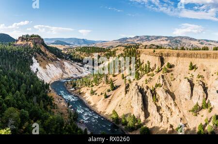 Vista da calcite Springs si affacciano a Yellowstone River, si restringe, il Parco Nazionale di Yellowstone, Wyoming USA Foto Stock