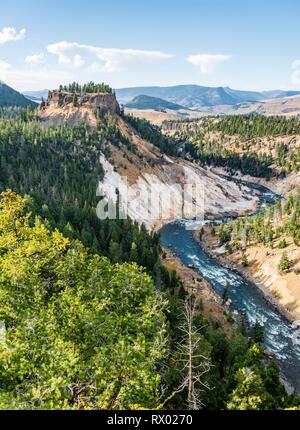 Vista da calcite Springs si affacciano a Yellowstone River, si restringe, il Parco Nazionale di Yellowstone, Wyoming USA Foto Stock