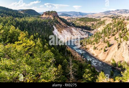 Vista da calcite Springs si affacciano a Yellowstone River, si restringe, il Parco Nazionale di Yellowstone, Wyoming USA Foto Stock